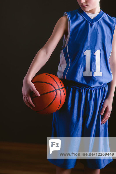 Junge hält Basketball
