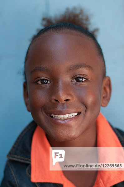 Porträt eines Jungen  im Freien  lächelnd