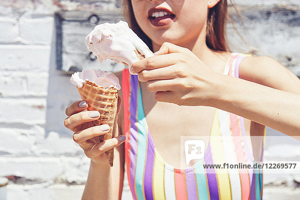 Junge Frau hält zwei schmelzende Eistüten in der Hand  abgeschnitten