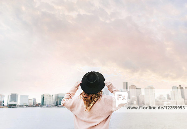 Frau mit Hut schaut weg zur Skyline Boston Massachusetts Vereinigte Staaten