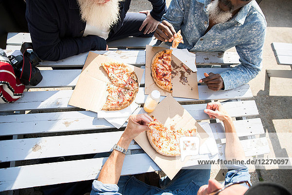 Freunde essen Pizza im Freien