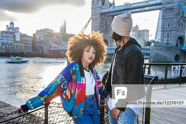 Porträt eines jungen Paares im Freien  Tower Bridge im Hintergrund  London  England  UK