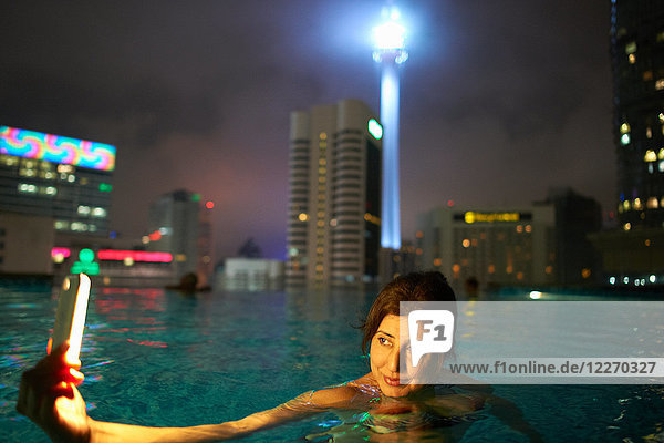 Tourist beim Selbstbedienungsbad auf dem Dach  KL Tower im Hintergrund  Kuala Lumpur  Malaysia