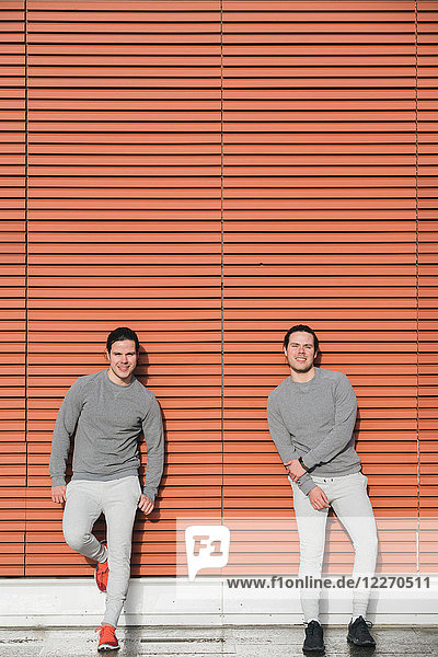 Junge erwachsene männliche Zwillinge machen eine Trainingspause  Stadtporträt