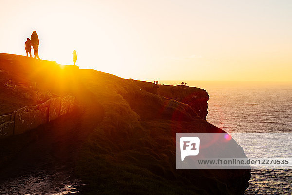 Menschen auf der Klippe beim Sonnenuntergang  Liscannor  Clare  Irland