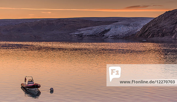 Boot auf dem Wasser vor dem Qualerallit-Gletscher  Narsaq  Kitaa  Grönland