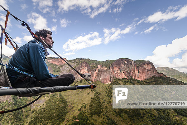 Bergsteiger auf Portale sitzend  Blick auf Aussicht  Liming  Provinz Yunnan  China