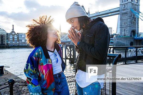 Junges Paar im Freien  von Angesicht zu Angesicht  Tower Bridge im Hintergrund  London  England  UK
