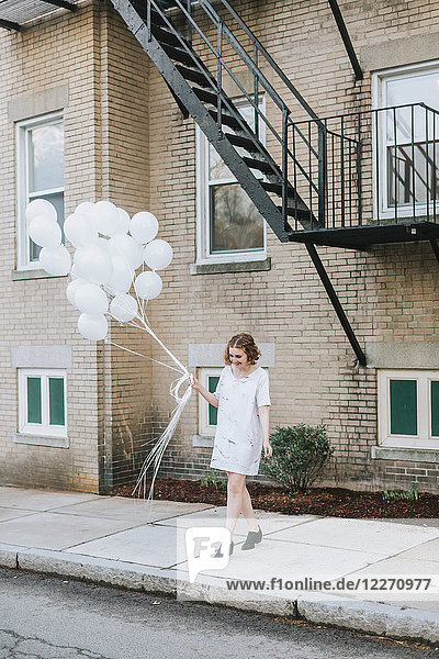 Frau auf der Straße hält einen Haufen Luftballons Boston Massachusetts Vereinigte Staaten