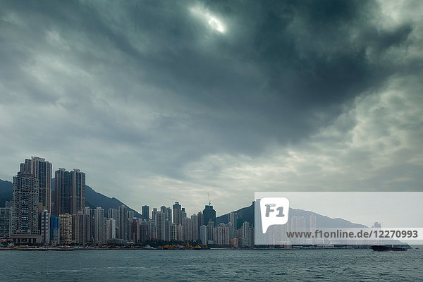 Skyline über dem Wasser  Hongkong  China  Ostasien