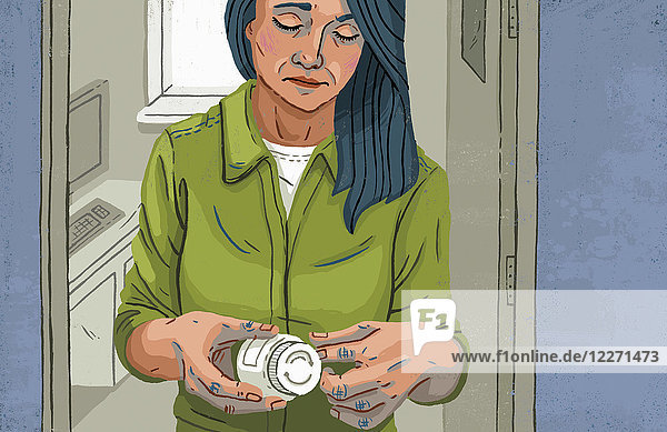 Frau nimmt bei der Arbeit Medikamente ein
