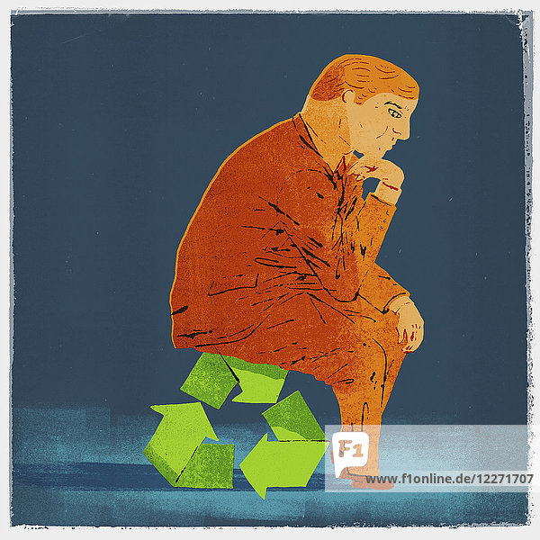 Geschäftsmann als Der Denker  der auf einem Recycling-Symbol sitzt