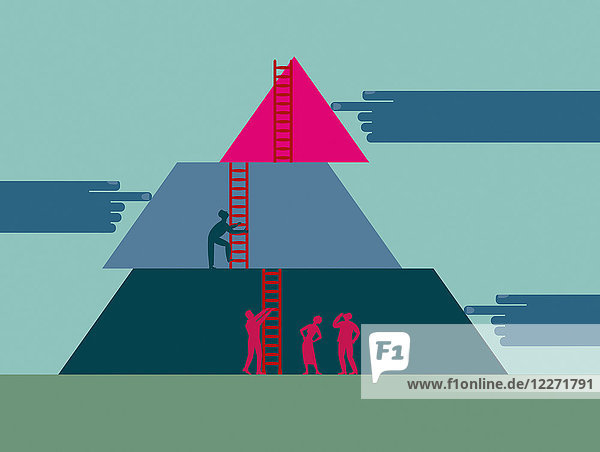 Helfende Hände bewegen Leitern für Geschäftsleute  um die Pyramide zu erklimmen