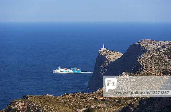 Spanien  Balearische Inseln  Mallorca  Cap de Formentor  Leuchtturm  Ausflugsboot