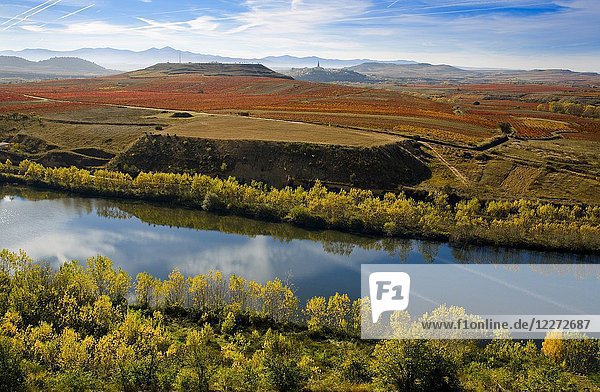 Ebro river as it passes through San Vicente of the Sonsierra. In the background Briones. La Rioja. Spain