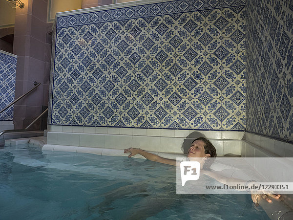 Frau entspannt sich im Schwimmbad des Palais-Thermal in Bad Wildbad  Baden-Württemberg  Deutschland