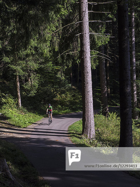 Mann mit Rennrad auf Radtour im Schwarzwald  Deutschland