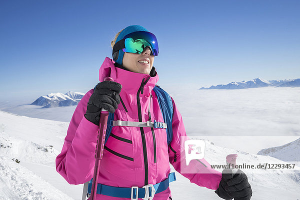 Porträt einer Frau beim Skifahren