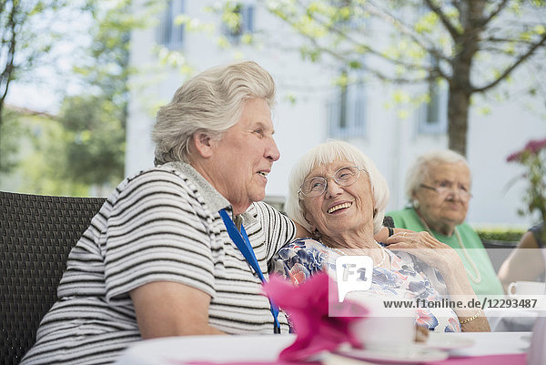 Ältere Frauen  die am Tisch diskutieren