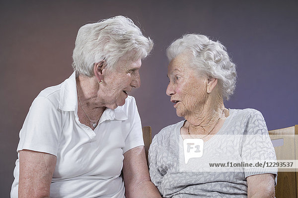 Zwei ältere Frauen im Gespräch