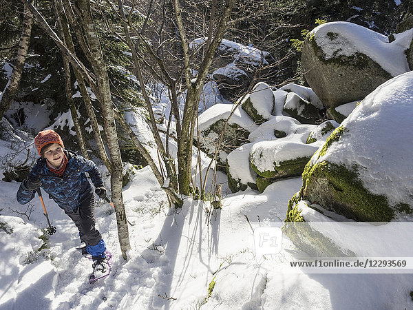 Hohe Winkel Ansicht eines Mädchens Schneeschuhwandern im Schwarzwald  Deutschland  Europa