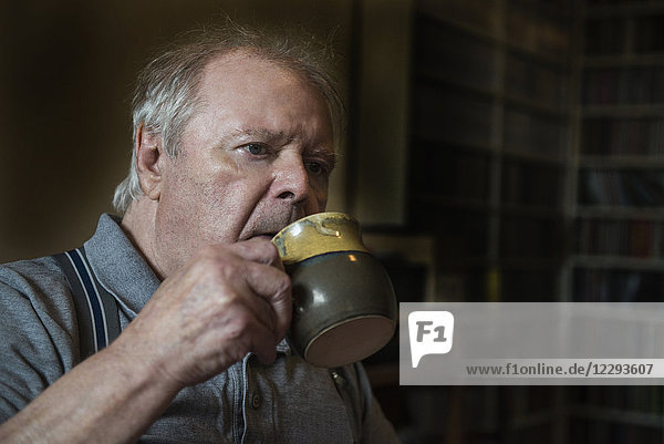 Älterer Mann trinkt eine Tasse Kaffee