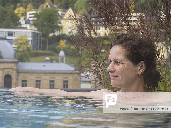 Frau entspannt sich im Schwimmbad des Palais-Thermal in Bad Wildbad  Baden-Württemberg  Deutschland