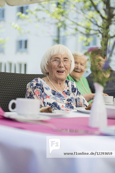 Porträt einer älteren Frau am Frühstückstisch