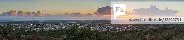 Panoramablick auf Stadt und Meer bei Sonnenuntergang  Trinidad  Kuba