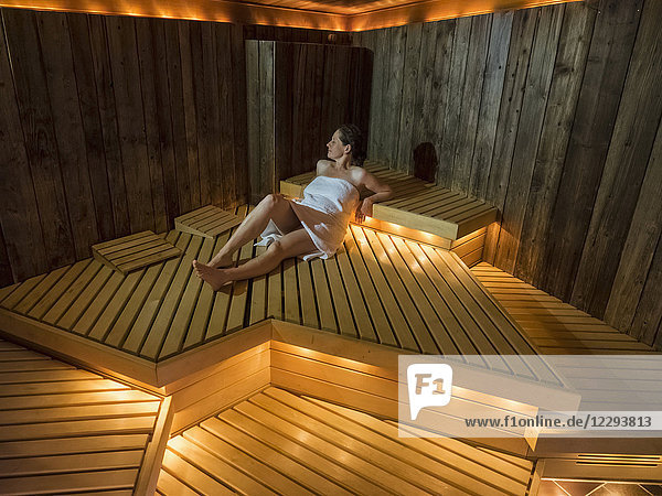 Frau entspannt in der Sauna des Palais-Thermal  Bad Wildbad  Baden-Württemberg  Deutschland