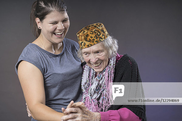 Großmutter und Enkelin tanzen händchenhaltend