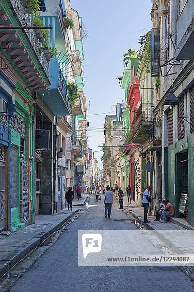 Belebte Straße und Wohngebäude in der Altstadt  Havanna  Kuba