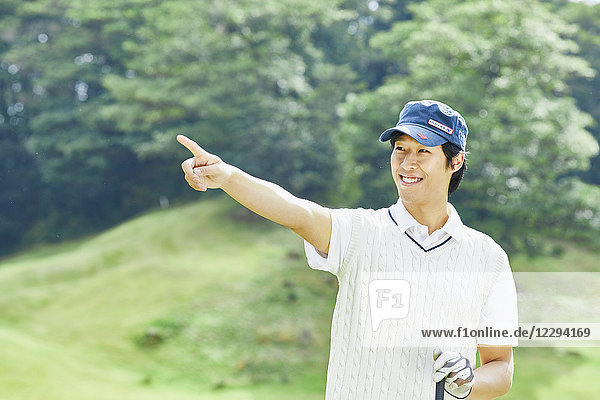 Japanischer Golfspieler auf dem Platz
