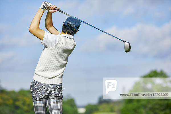 Japanischer Golfspieler auf dem Platz