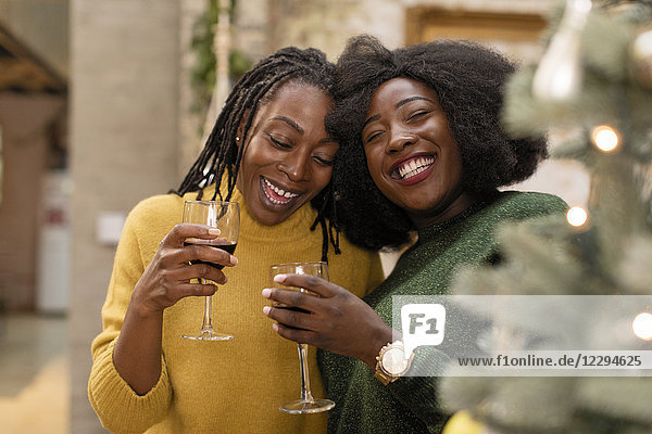 Portrait lächelnd  glückliche Mutter und Tochter umarmend  Wein trinkend