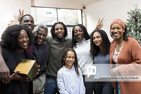 Portrait lächelnde  glückliche Mehrgenerationen-Familie zu Weihnachten