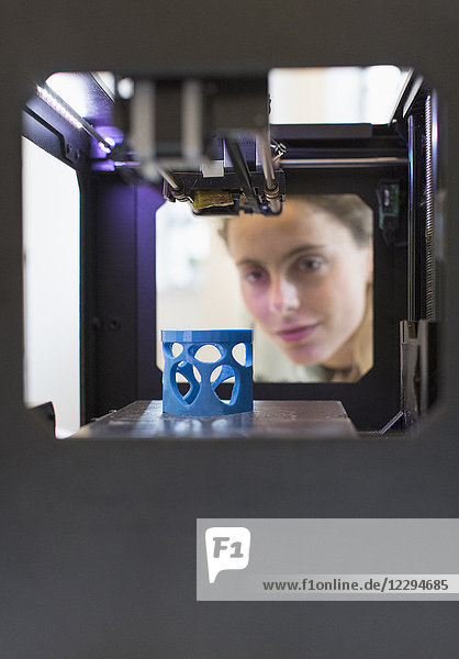 Designerin mit 3D-Drucker