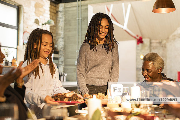 Mehrgenerationen-Familie serviert Weihnachtsessen