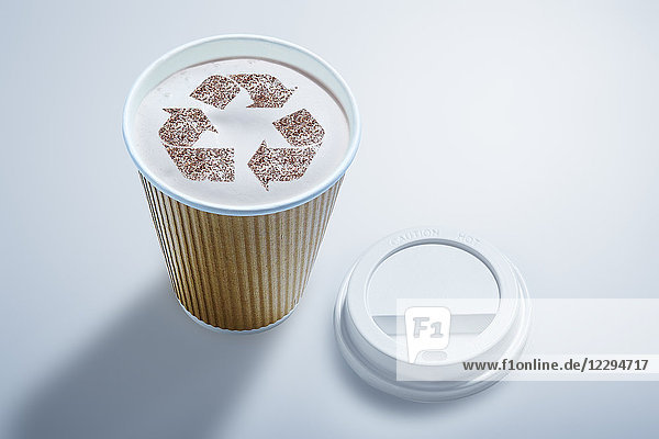 Recycling-Symbol in recycelbarer Kaffeetasse