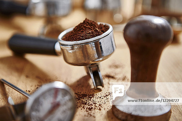 Espressomehl und Kaffeestampfer