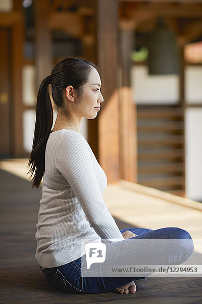 Japanische Frau in einem Tempel