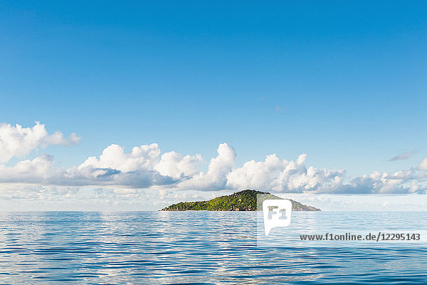 Panoramablick auf das Meer gegen den blauen Himmel,  Insel Petite Soeur,  Seychellen