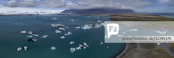 Panoramablick auf Eisberge im Wasser gegen bewölkten Himmel  Jökulsárlón  Island