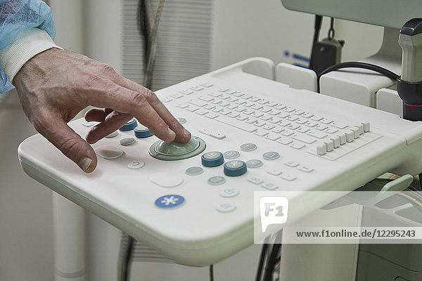 Schnittbild eines medizinischen Mitarbeiters mit Ultraschallgerät