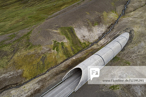Drohnenansicht des Tunnels durch die Landschaft  Island