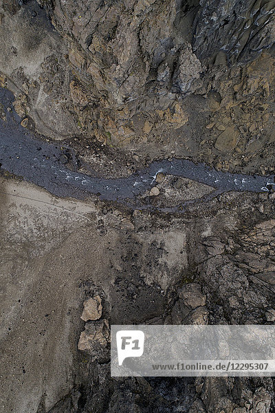 Drohnenansicht des Baches inmitten einer Felsformation  Askja  Island