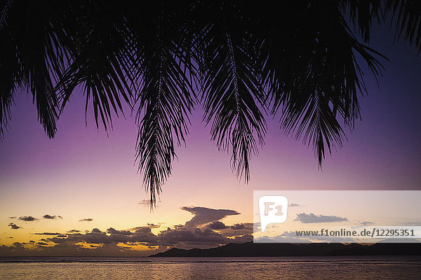 Blick auf das Meer gegen den Himmel bei Sonnenuntergang,  Insel La Digue,  Seychellen