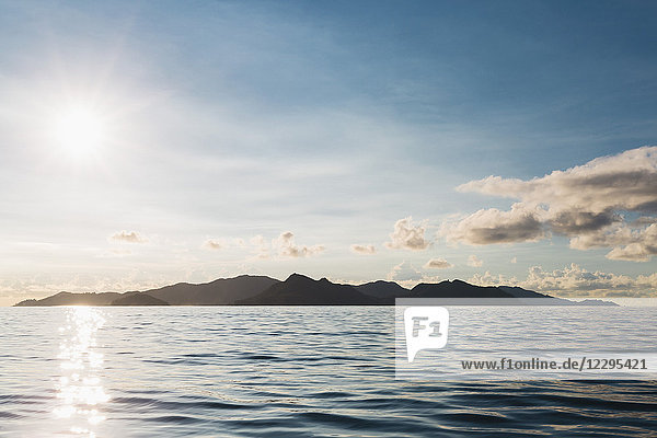 Panoramablick auf das Meer gegen den Himmel bei Sonnenschein  Insel Praslin  Seychellen