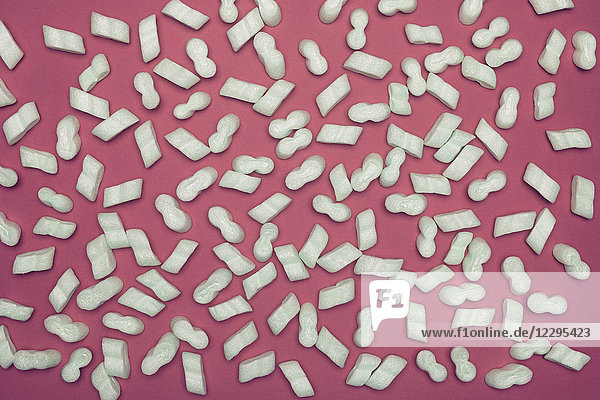 Vollbild-Aufnahme von Erdnüssen auf rosa Hintergrund