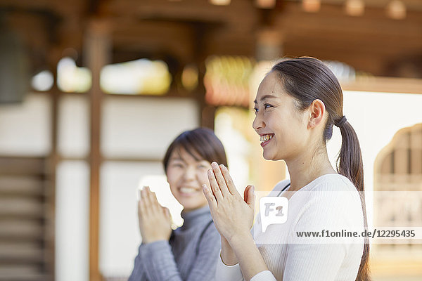 Japanische Frauen in einem Tempel